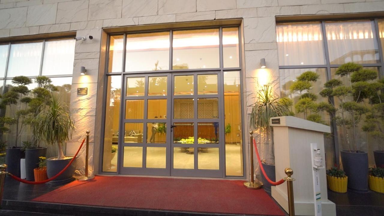 Pride Hotel Udaipur Buitenkant foto