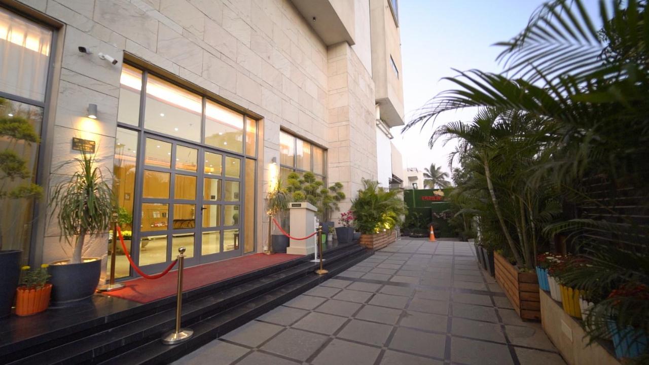 Pride Hotel Udaipur Buitenkant foto