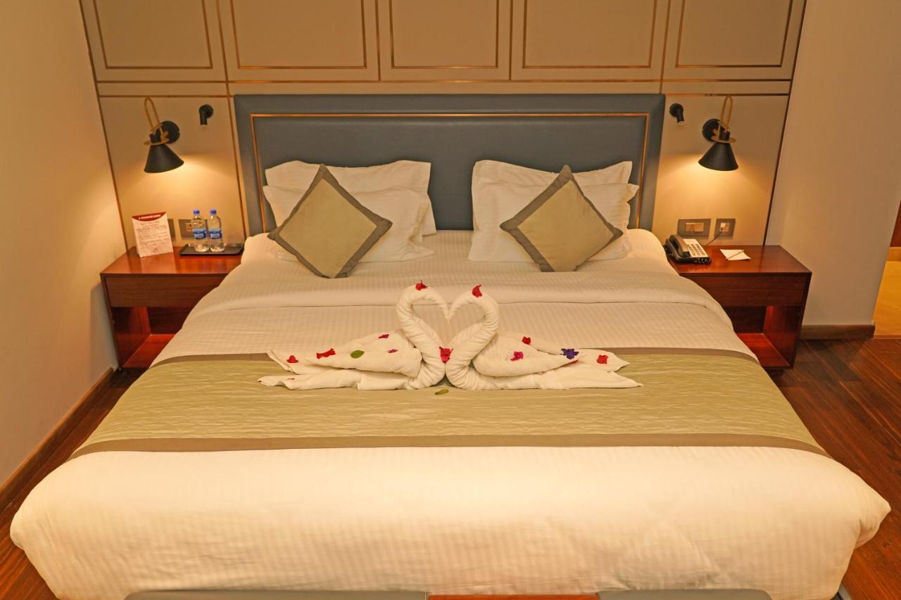 Pride Hotel Udaipur Buitenkant foto