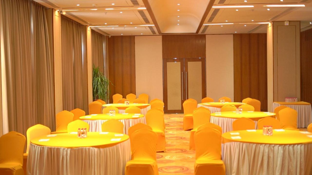 Pride Hotel Udaipur Buitenkant foto