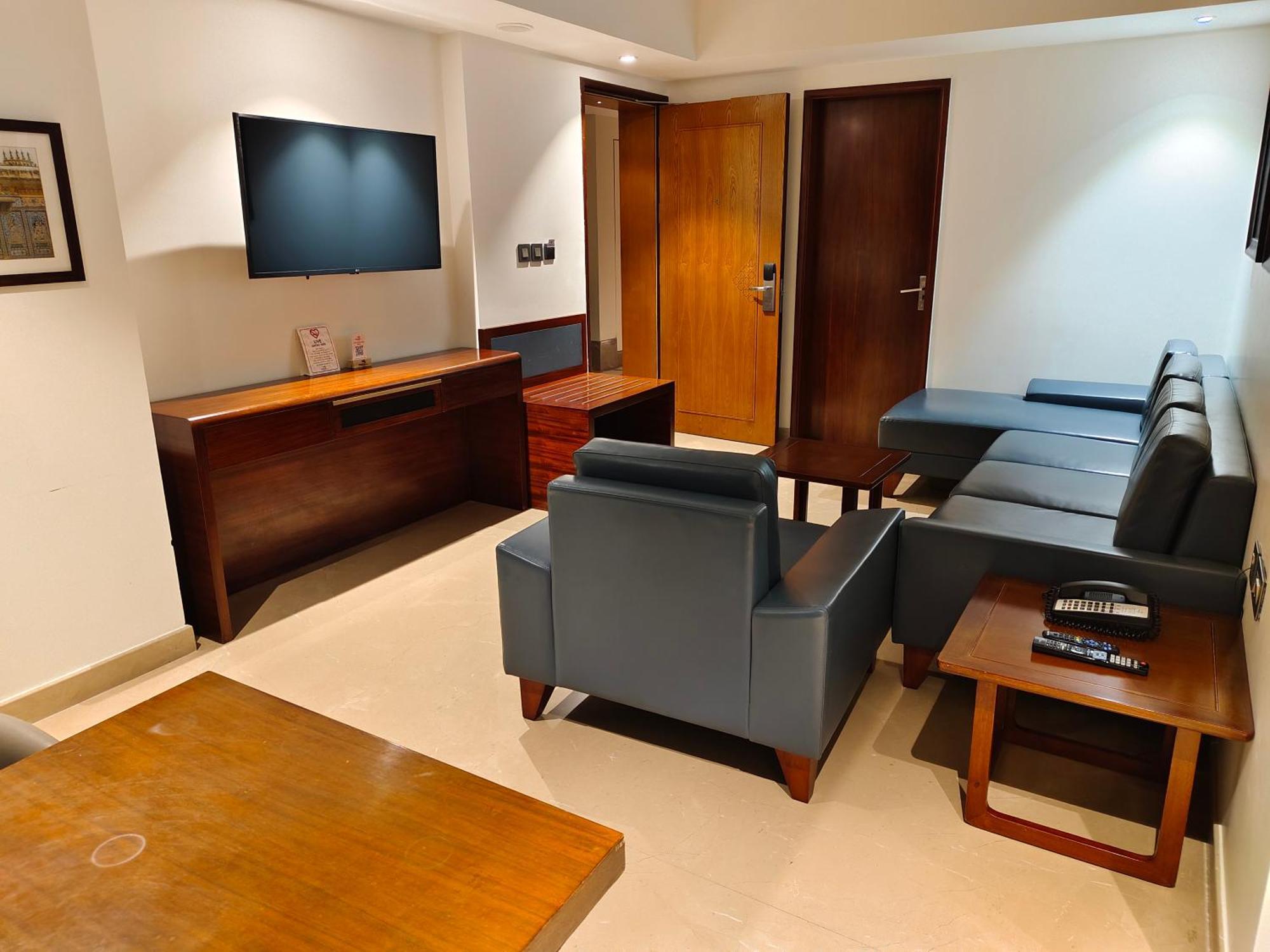 Pride Hotel Udaipur Buitenkant foto