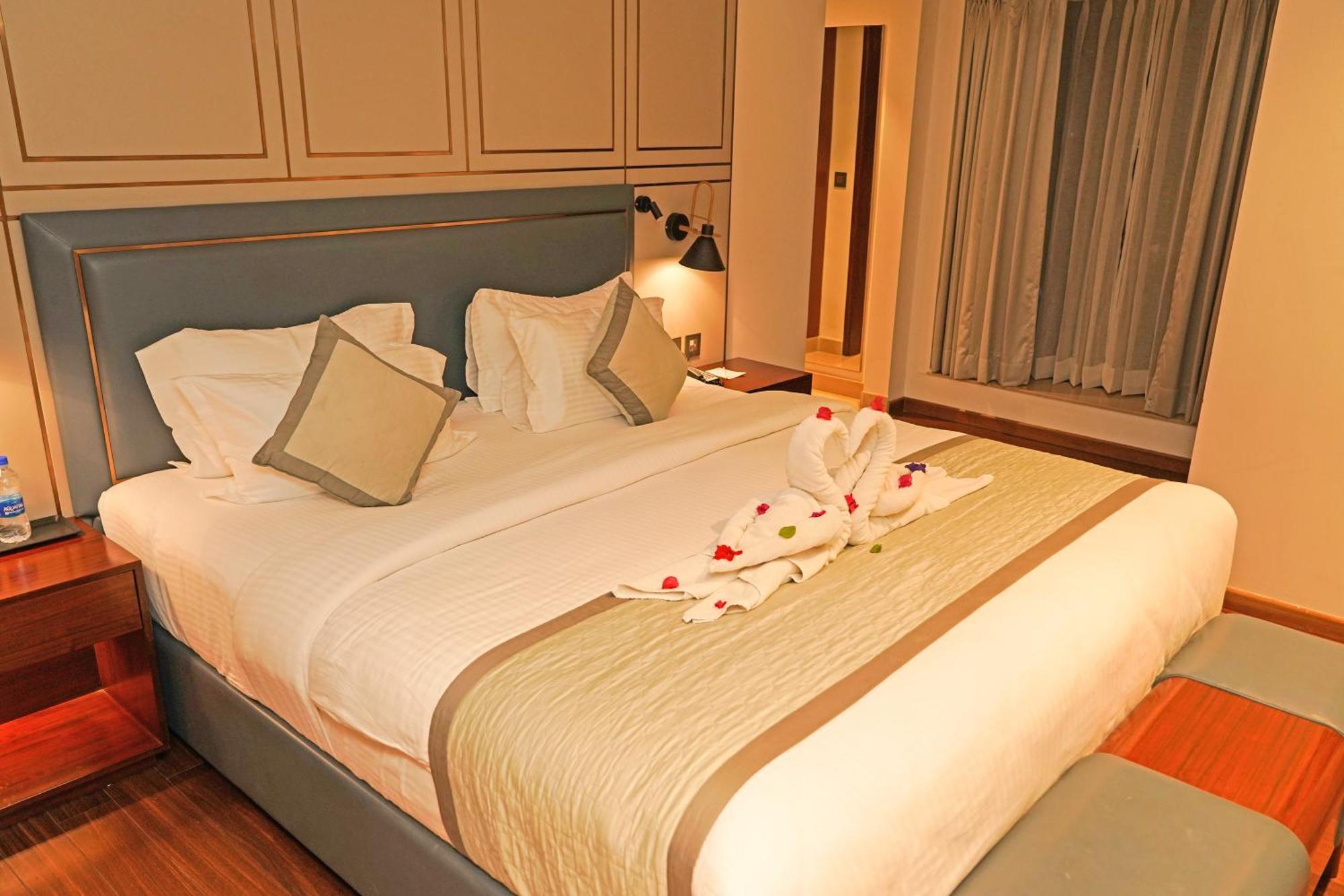 Pride Hotel Udaipur Buitenkant foto
